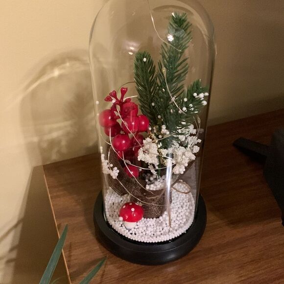 Christmas tree in glass dome. Appx 9” tall.  Uses 3-AAA batteries not included - Picture 11 of 11